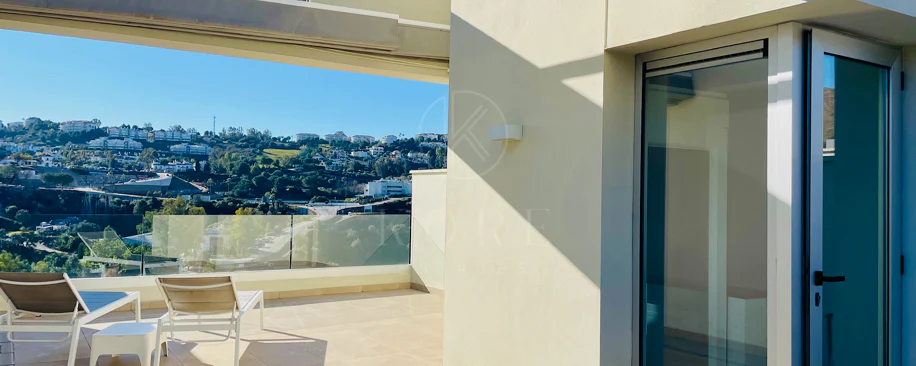 Oportunidad única: lujosa casa adosada con moderno ascensor de cristal en La Cala Golf Resort