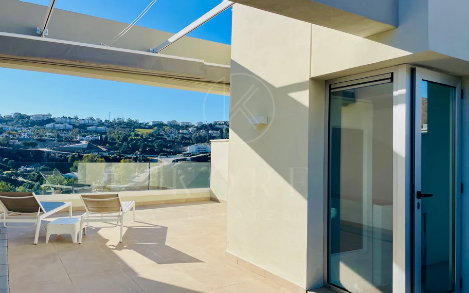 Oportunidad única: lujosa casa adosada con moderno ascensor de cristal en La Cala Golf Resort