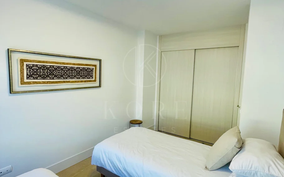 Oportunidad única: lujosa casa adosada con moderno ascensor de cristal en La Cala Golf Resort
