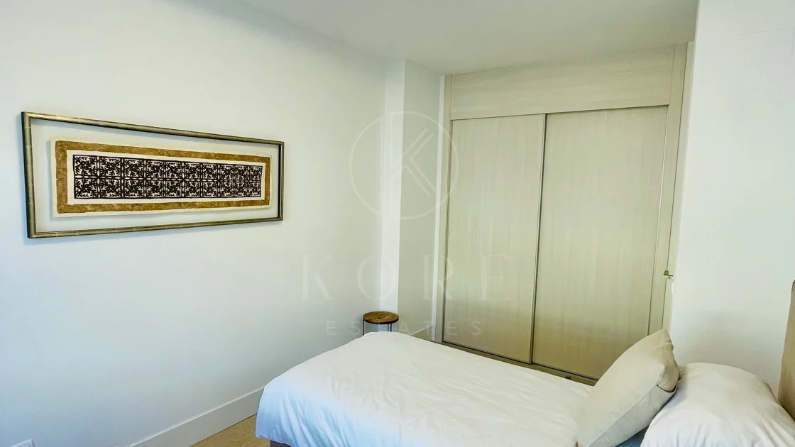 Oportunidad única: lujosa casa adosada con moderno ascensor de cristal en La Cala Golf Resort