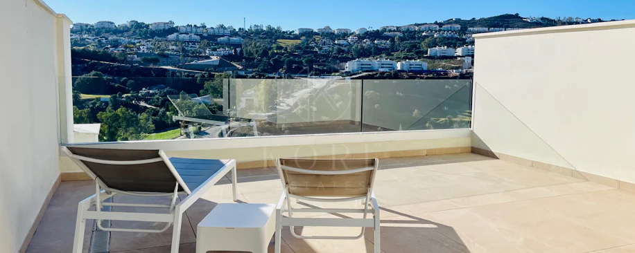 Oportunidad única: lujosa casa adosada con moderno ascensor de cristal en La Cala Golf Resort