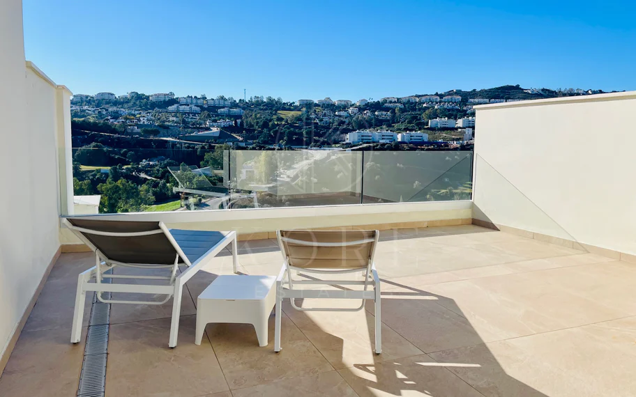 Oportunidad única: lujosa casa adosada con moderno ascensor de cristal en La Cala Golf Resort