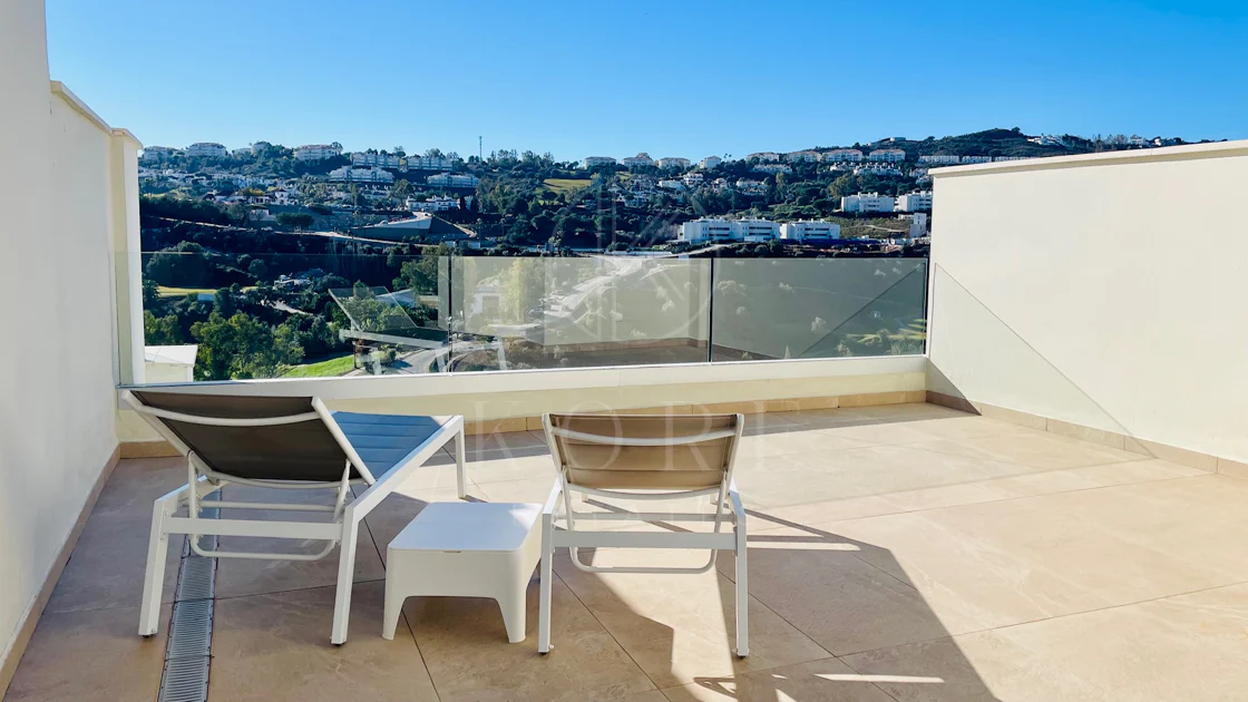 Oportunidad única: lujosa casa adosada con moderno ascensor de cristal en La Cala Golf Resort