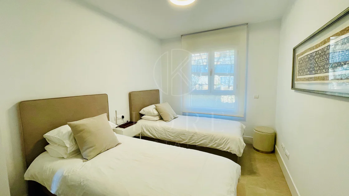 Oportunidad única: lujosa casa adosada con moderno ascensor de cristal en La Cala Golf Resort