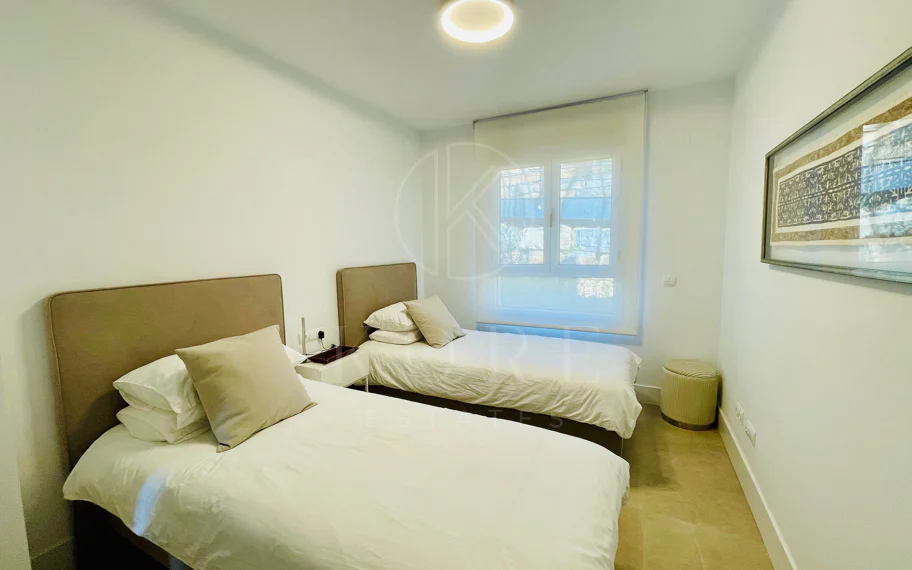 Oportunidad única: lujosa casa adosada con moderno ascensor de cristal en La Cala Golf Resort