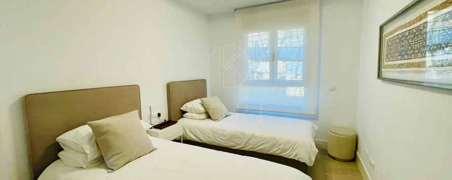 Oportunidad única: lujosa casa adosada con moderno ascensor de cristal en La Cala Golf Resort