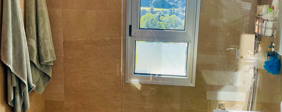 Oportunidad única: lujosa casa adosada con moderno ascensor de cristal en La Cala Golf Resort