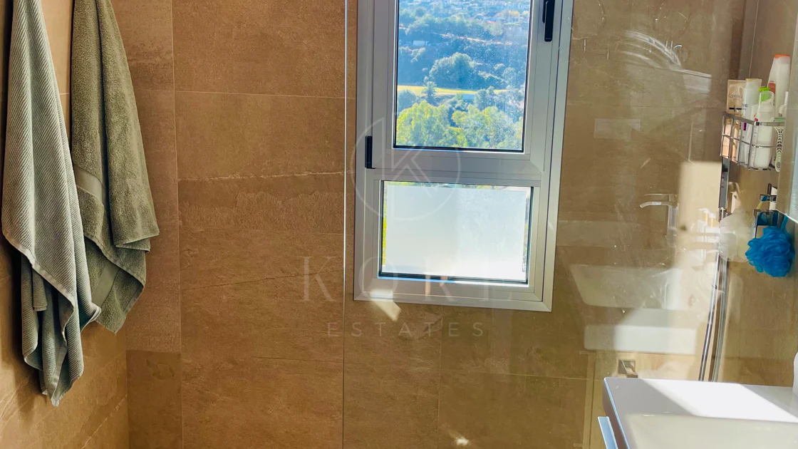 Oportunidad única: lujosa casa adosada con moderno ascensor de cristal en La Cala Golf Resort