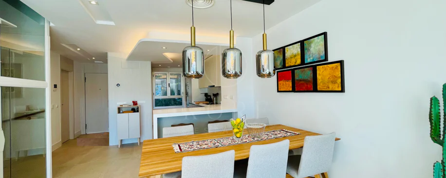 Oportunidad única: lujosa casa adosada con moderno ascensor de cristal en La Cala Golf Resort