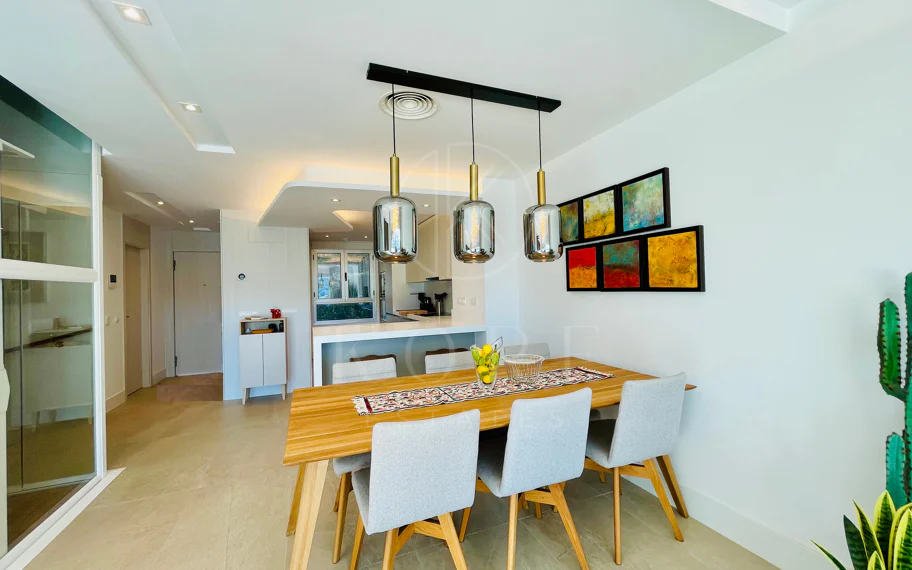 Oportunidad única: lujosa casa adosada con moderno ascensor de cristal en La Cala Golf Resort