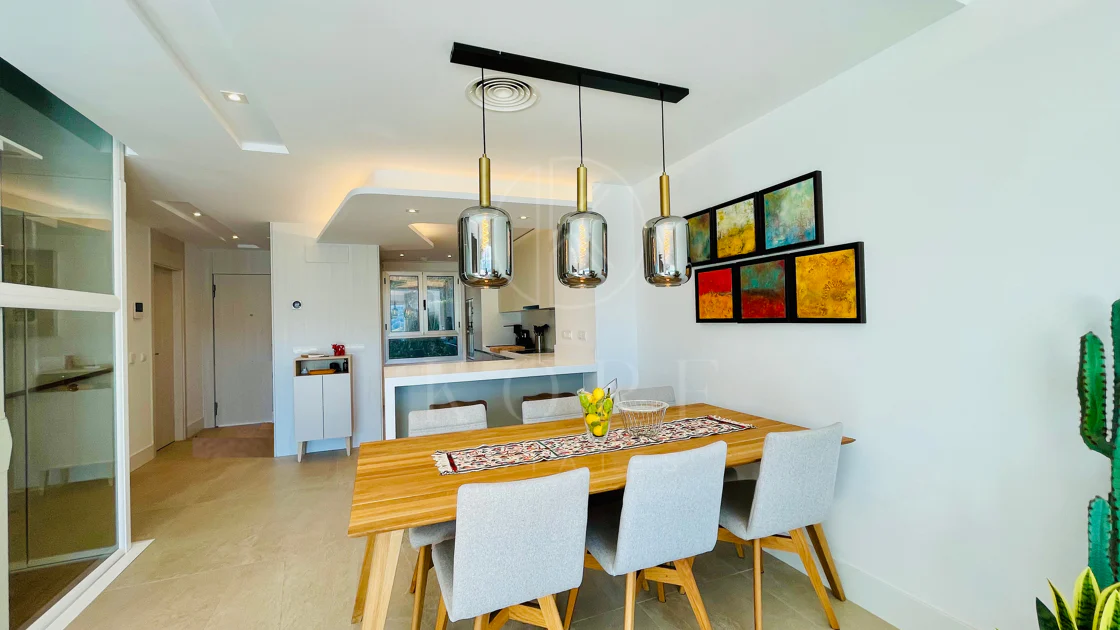 Oportunidad única: lujosa casa adosada con moderno ascensor de cristal en La Cala Golf Resort