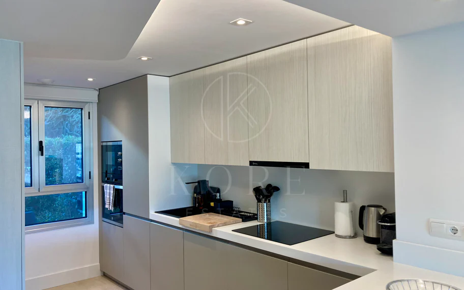 Oportunidad única: lujosa casa adosada con moderno ascensor de cristal en La Cala Golf Resort