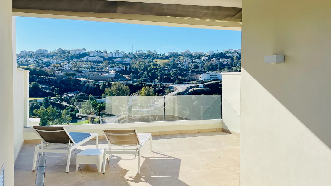 Oportunidad única: lujosa casa adosada con moderno ascensor de cristal en La Cala Golf Resort