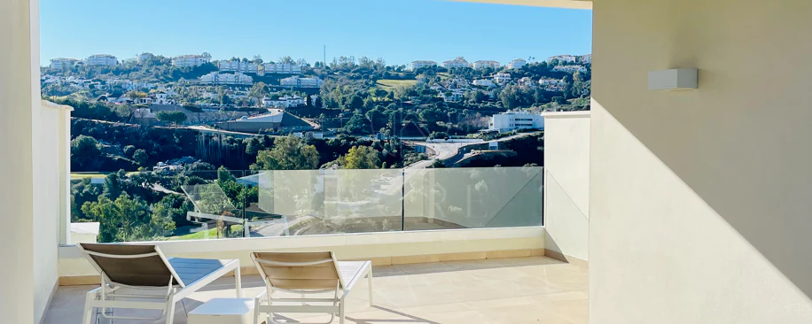 Oportunidad única: lujosa casa adosada con moderno ascensor de cristal en La Cala Golf Resort