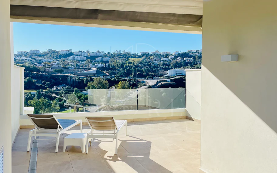 Oportunidad única: lujosa casa adosada con moderno ascensor de cristal en La Cala Golf Resort