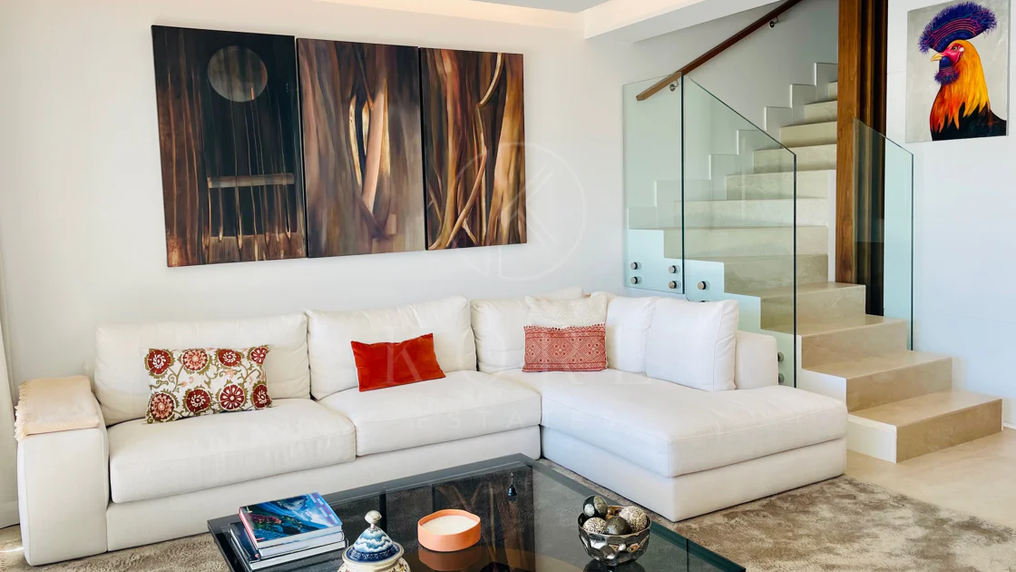 Oportunidad única: lujosa casa adosada con moderno ascensor de cristal en La Cala Golf Resort