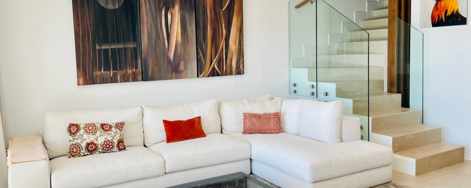 Oportunidad única: lujosa casa adosada con moderno ascensor de cristal en La Cala Golf Resort