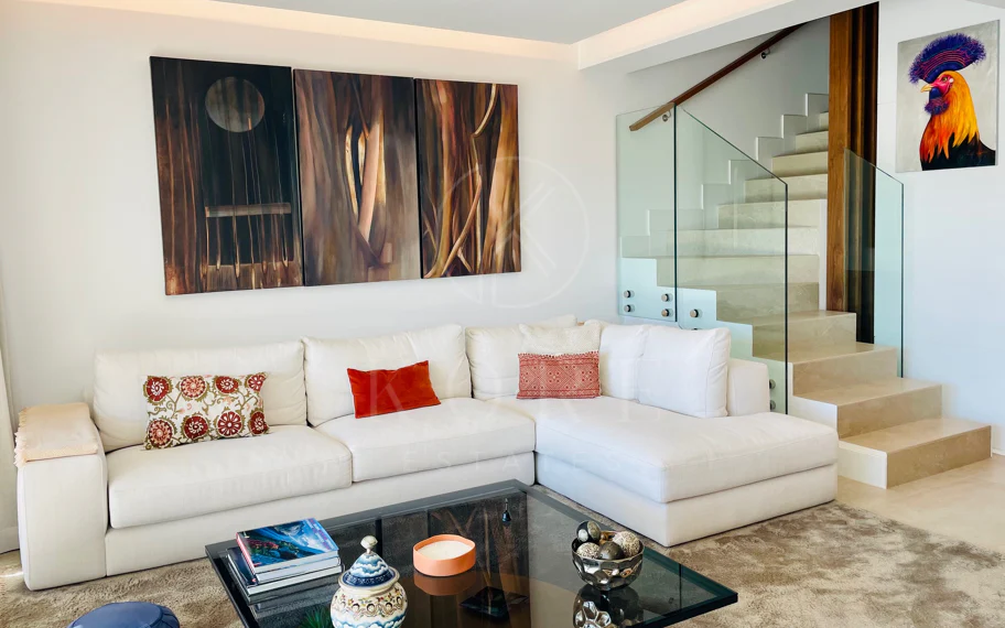 Oportunidad única: lujosa casa adosada con moderno ascensor de cristal en La Cala Golf Resort