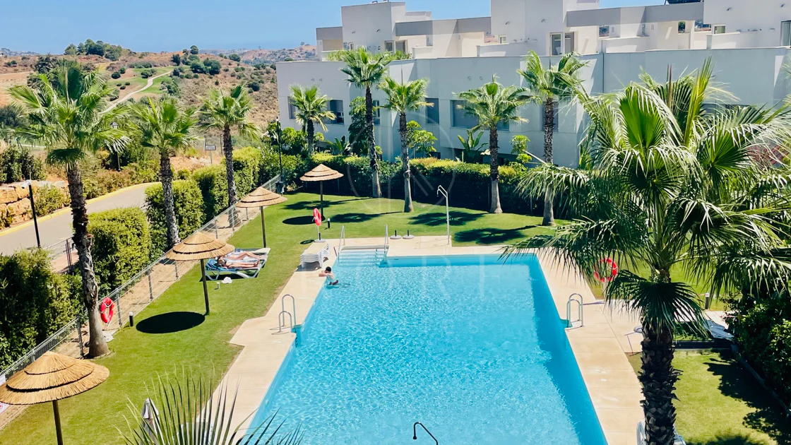 Oportunidad única: lujosa casa adosada con moderno ascensor de cristal en La Cala Golf Resort