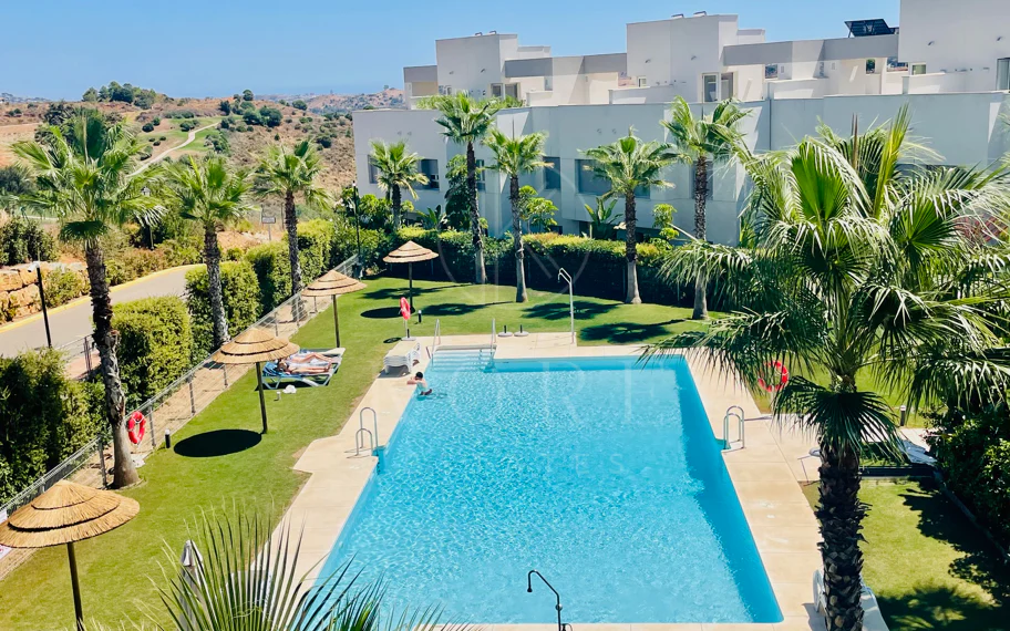 Oportunidad única: lujosa casa adosada con moderno ascensor de cristal en La Cala Golf Resort