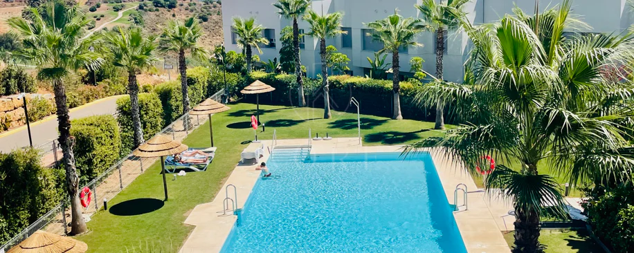 Oportunidad única: lujosa casa adosada con moderno ascensor de cristal en La Cala Golf Resort