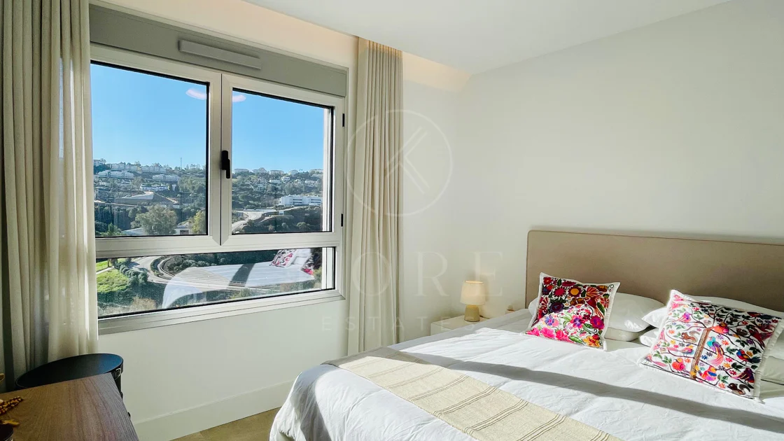 Oportunidad única: lujosa casa adosada con moderno ascensor de cristal en La Cala Golf Resort