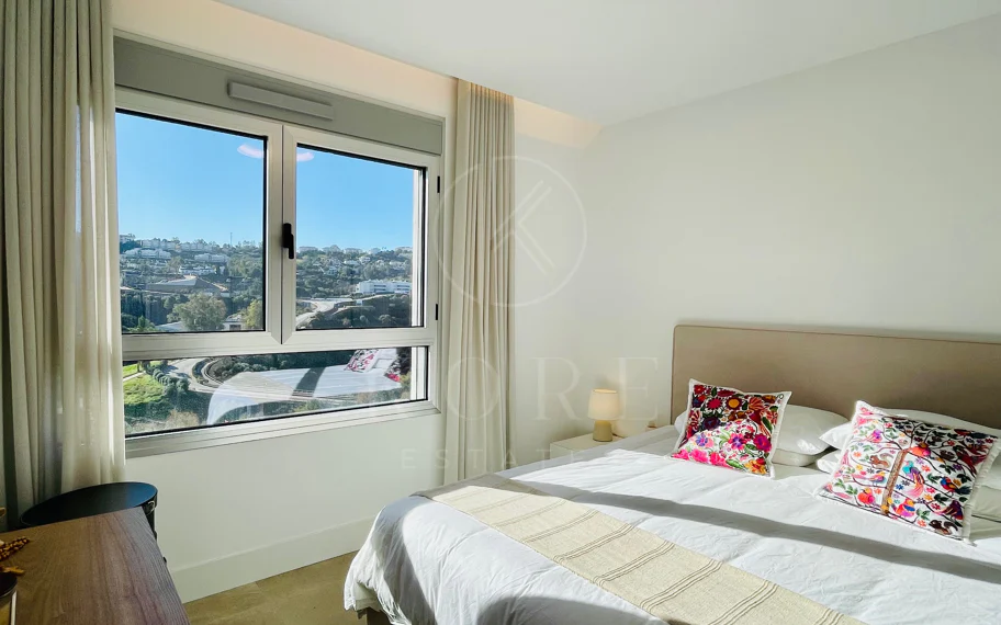 Oportunidad única: lujosa casa adosada con moderno ascensor de cristal en La Cala Golf Resort