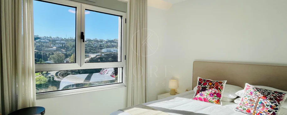 Oportunidad única: lujosa casa adosada con moderno ascensor de cristal en La Cala Golf Resort