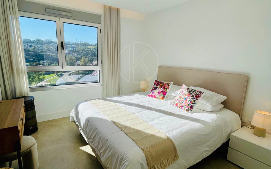 Oportunidad única: lujosa casa adosada con moderno ascensor de cristal en La Cala Golf Resort