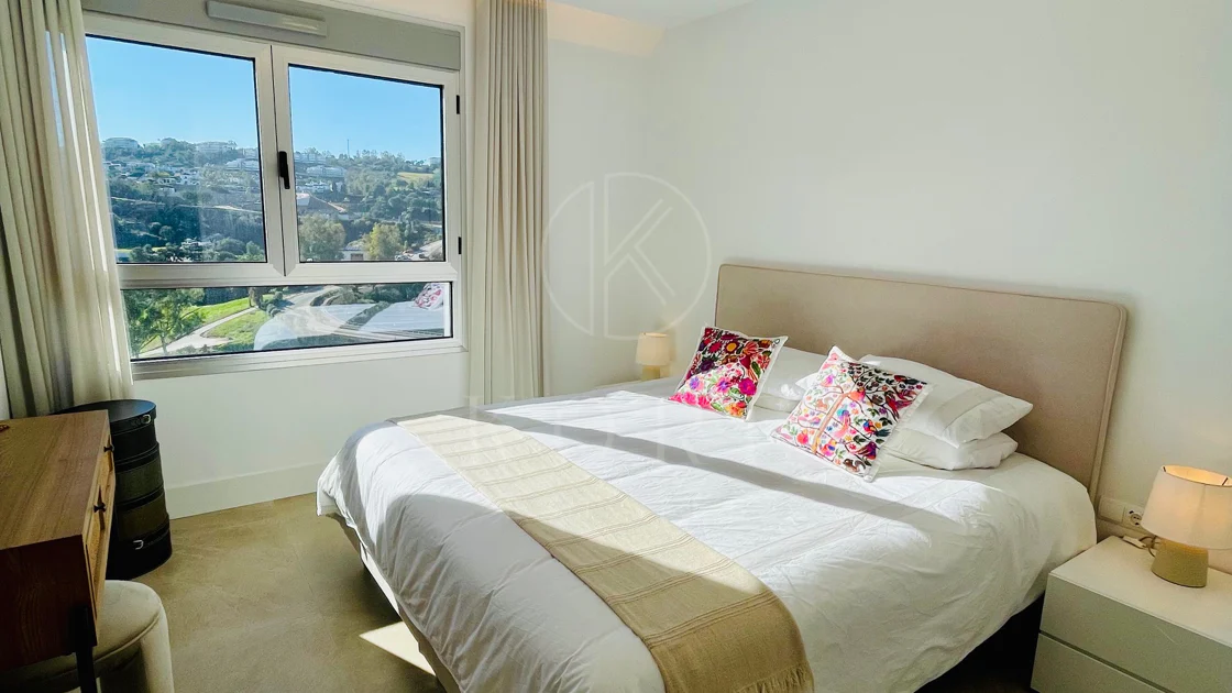 Oportunidad única: lujosa casa adosada con moderno ascensor de cristal en La Cala Golf Resort