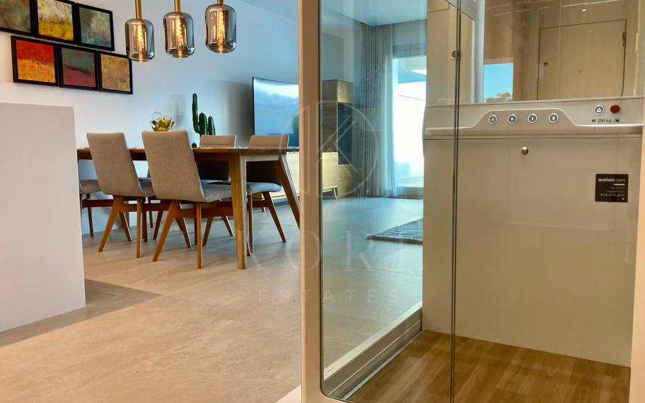 Oportunidad única: lujosa casa adosada con moderno ascensor de cristal en La Cala Golf Resort