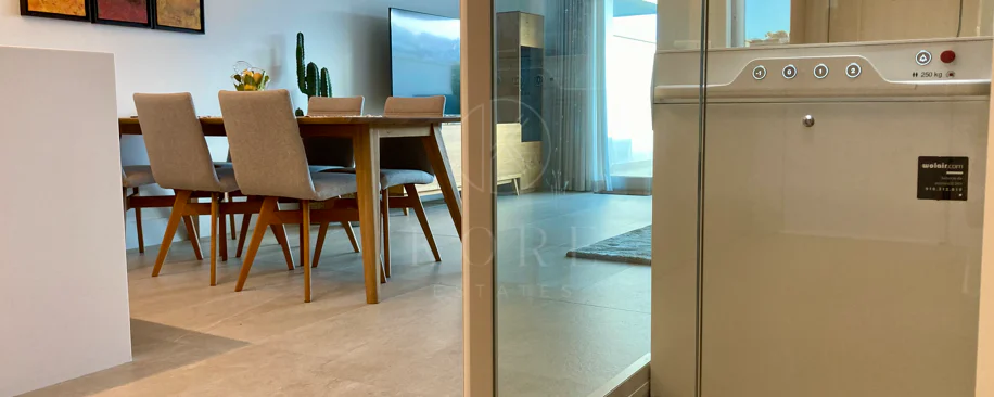 Oportunidad única: lujosa casa adosada con moderno ascensor de cristal en La Cala Golf Resort
