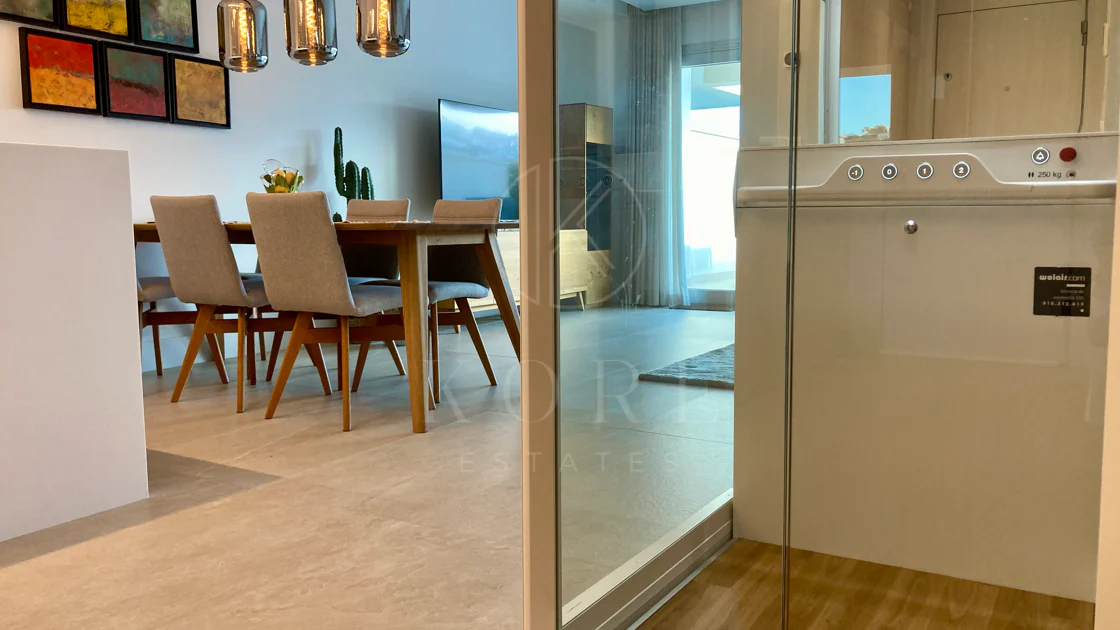 Oportunidad única: lujosa casa adosada con moderno ascensor de cristal en La Cala Golf Resort