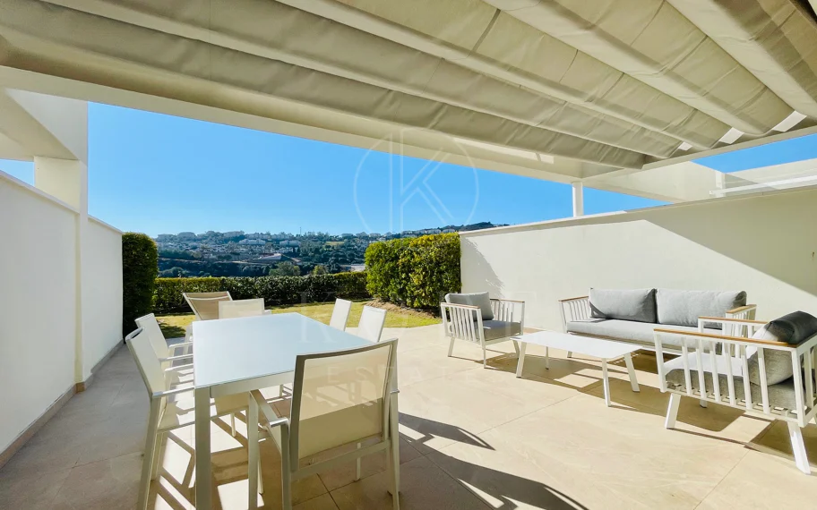 Oportunidad única: lujosa casa adosada con moderno ascensor de cristal en La Cala Golf Resort