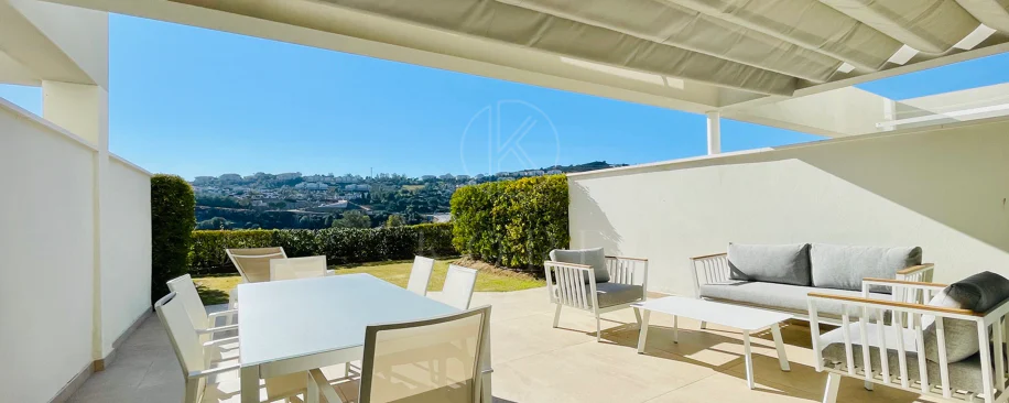Oportunidad única: lujosa casa adosada con moderno ascensor de cristal en La Cala Golf Resort