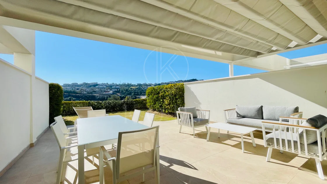 Oportunidad única: lujosa casa adosada con moderno ascensor de cristal en La Cala Golf Resort