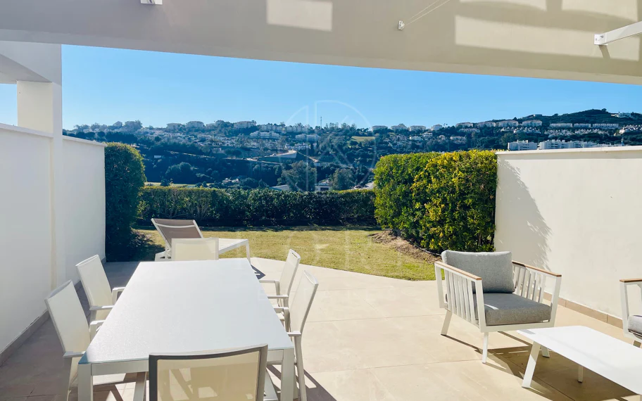 Oportunidad única: lujosa casa adosada con moderno ascensor de cristal en La Cala Golf Resort