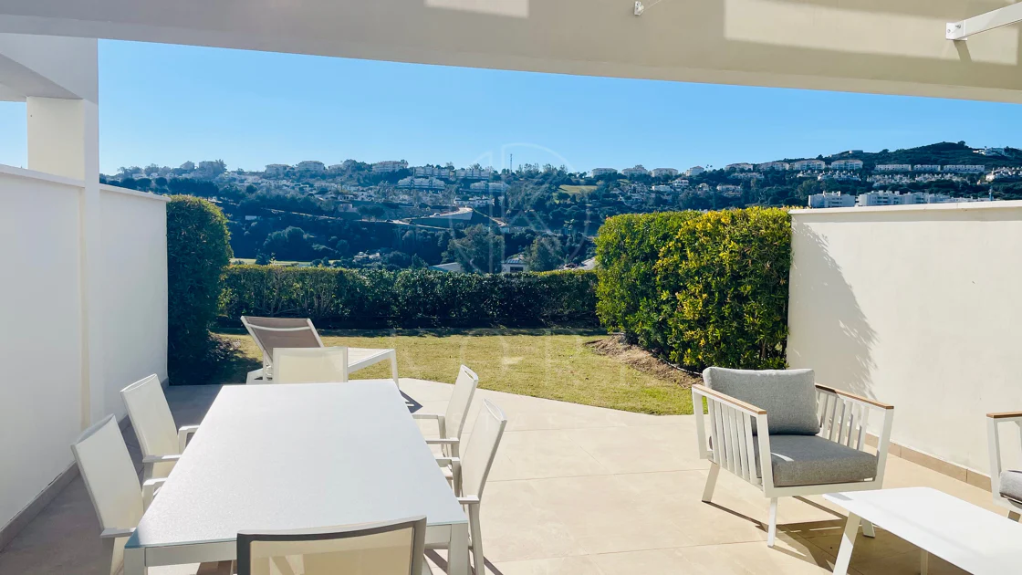 Oportunidad única: lujosa casa adosada con moderno ascensor de cristal en La Cala Golf Resort