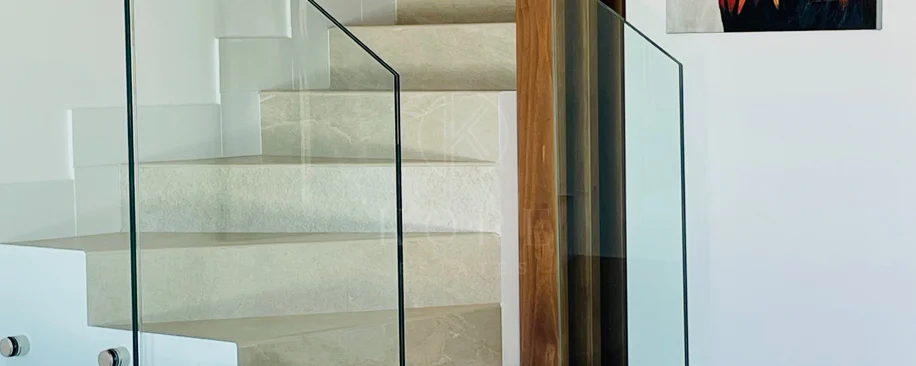 Oportunidad única: lujosa casa adosada con moderno ascensor de cristal en La Cala Golf Resort