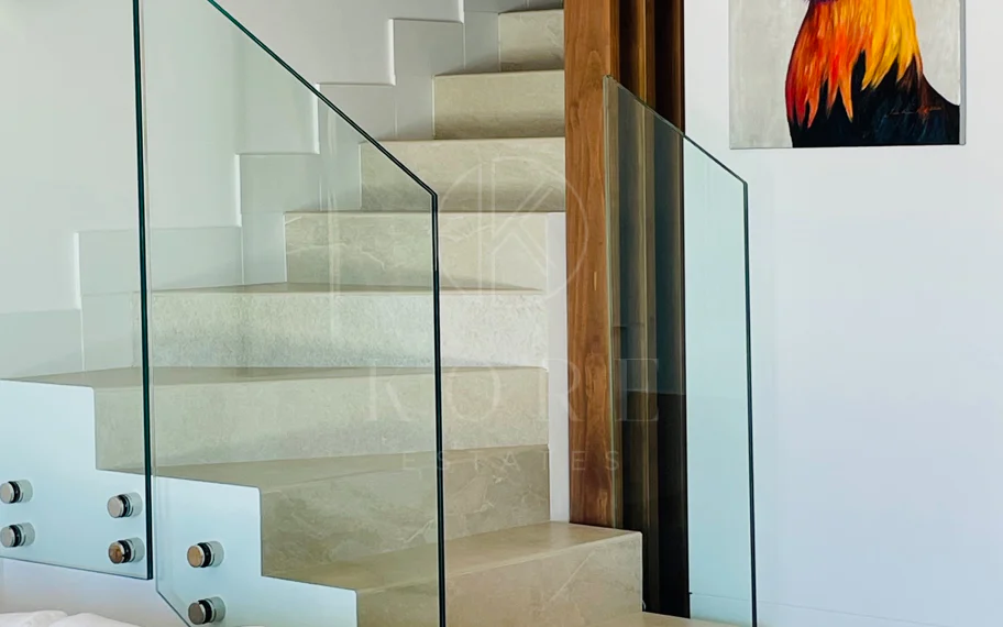 Oportunidad única: lujosa casa adosada con moderno ascensor de cristal en La Cala Golf Resort