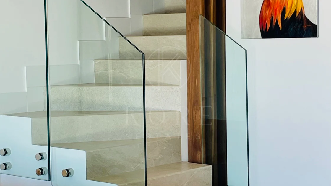 Oportunidad única: lujosa casa adosada con moderno ascensor de cristal en La Cala Golf Resort