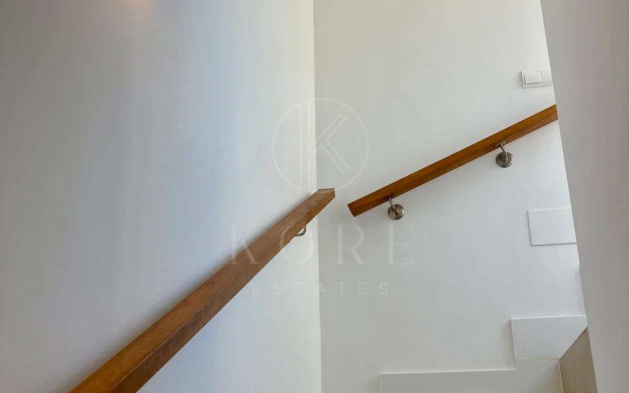 Oportunidad única: lujosa casa adosada con moderno ascensor de cristal en La Cala Golf Resort