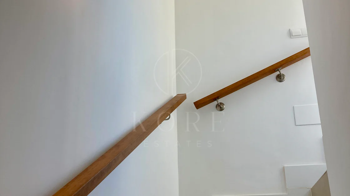 Oportunidad única: lujosa casa adosada con moderno ascensor de cristal en La Cala Golf Resort