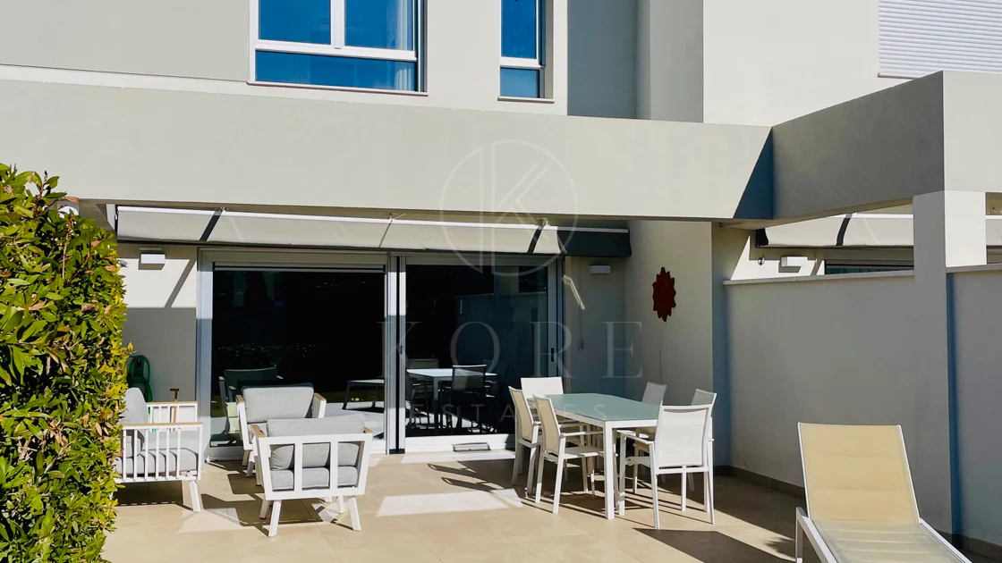 Oportunidad única: lujosa casa adosada con moderno ascensor de cristal en La Cala Golf Resort