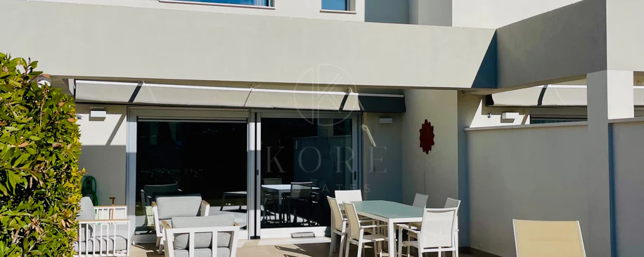 Oportunidad única: lujosa casa adosada con moderno ascensor de cristal en La Cala Golf Resort