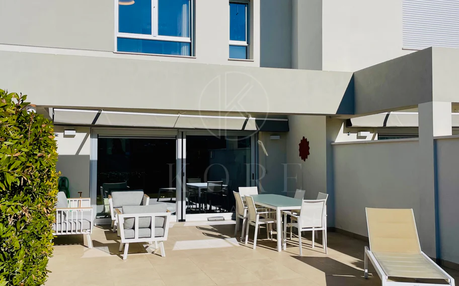 Oportunidad única: lujosa casa adosada con moderno ascensor de cristal en La Cala Golf Resort