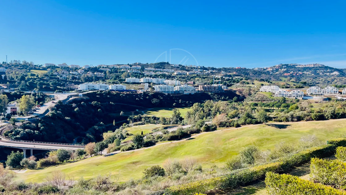 Oportunidad única: lujosa casa adosada con moderno ascensor de cristal en La Cala Golf Resort