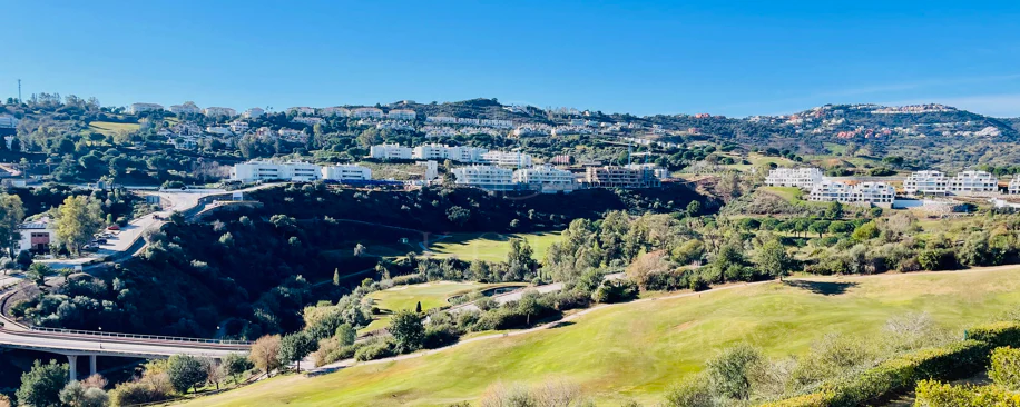 Oportunidad única: lujosa casa adosada con moderno ascensor de cristal en La Cala Golf Resort