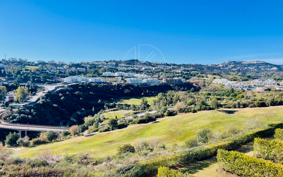 Oportunidad única: lujosa casa adosada con moderno ascensor de cristal en La Cala Golf Resort