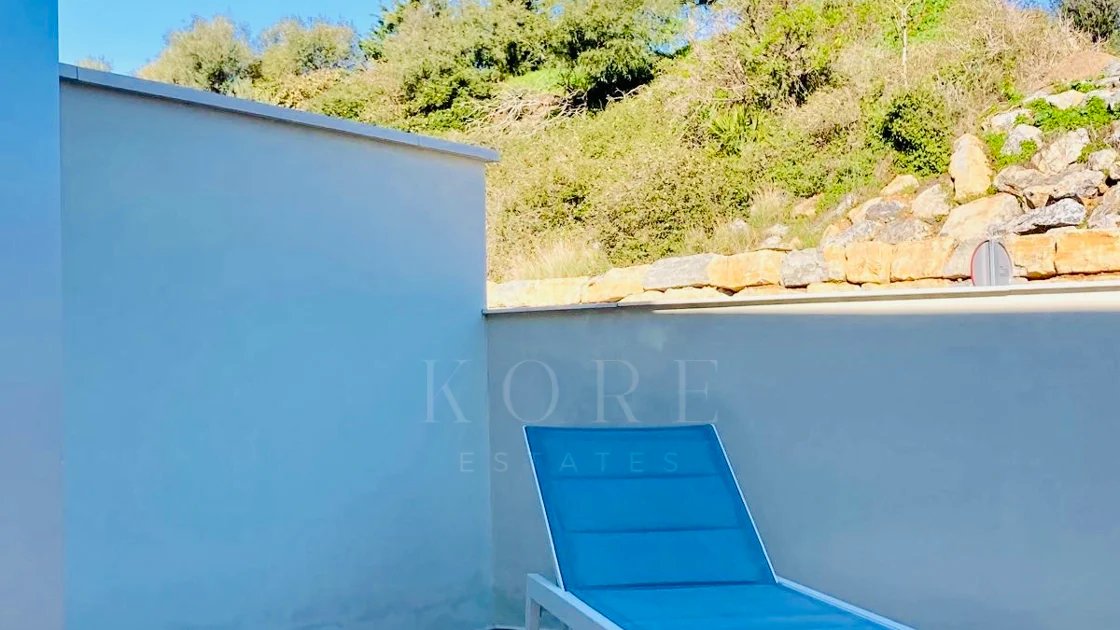 Oportunidad única: lujosa casa adosada con moderno ascensor de cristal en La Cala Golf Resort